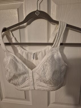 HACI Front-Closure Wireless Posture Bra Back Support in White 34DD